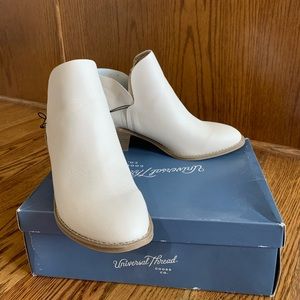 White Universal Threads 9.5 Booties